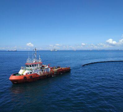 Oil Boom & Oil Absorbent Jadi Benteng Pertama di Laut saat Minyak Tumpah